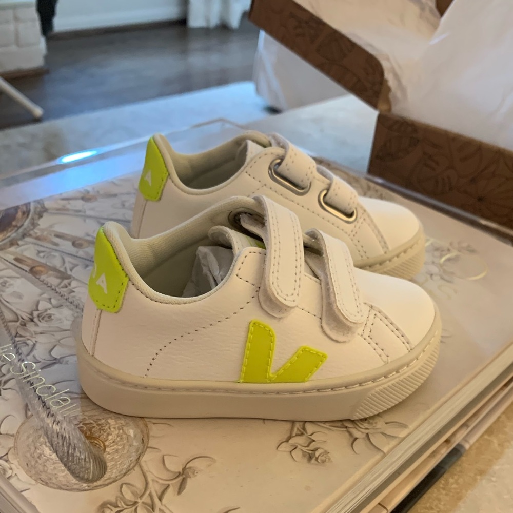 NWT Toddler Veja Sneakers